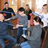 Ob auf dem Bürostuhl oder im Stehen: Gymnastikübungen sind im Volkacher Rathaus seit kurzem an der Tagesordnung. Am Montag zeigte Trainerin Gabriele Fuchs einigen Mitarbeitern der VG, welche Übungen man mit einem Thera-Band machen kann.