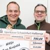 Vorsitzender Florian Dittert und Schatzmeister Torsten Ott mit dem Spendenscheck über 750 Euro.