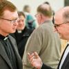 Hans Zollner (links), Präsident des Kinderschutzzentrums der Päpstlichen Universität Gregoriana in Rom, unterhält sich nach seinem Vortrag im Burkardushaus in Würzburg mit Bischof Franz Jung.