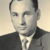 Seit vier Jahren war Egmont Heim Direktor der Kreissparkasse Ochsenfurt, als er am 10. März 1969 im Alter von 42 Jahren in Acholshausen starb. Seit vier Jahren war Egmont Heim Direktor der Kreissparkasse Ochsenfurt, als er am 10. März 1969 im Alter von 42 Jahren in Acholshausen starb.