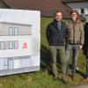 Die beiden Investoren Stefan Brunner (Praxis am Kaffelstein, links) und Benjamin Schaefer (Schaefer’s Apotheke, Mitte) gaben gemeinsam mit Bürgermeister Klaus Thoma den offiziellen Startschuss für das neue Medi-Center.
