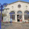 Die Stadt hat den Bahnhof in Lauda im Zwischenerwerb gekauft, um Einfluss auf die weitere Nutzung des für die Stadt wichtigen Gebäudes zu nehmen. Zwei Investoren präsentieren nun ihre Vorschläge, wie sie den Bahnhof und die Pakethalle künftig nutzen wollen.