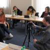 Probten eine Interviewsituation vor der Kamera (von links): Referent Bernd Weber als Journalist im Gespräch mit der Interviewpartnerin Karoline Ruf, stellvertretende  CSU-Bezirksvorsitzende, sowie Referent Falk Wellmann als Kameramann.