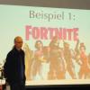 Drei bis vier Stunden pro Tag nutzen Jugendliche durchschnittlich ihr Smartphone, erklärte Schulpsychologe Ulf Cronenberg bei seinem Vortrag am Egbert-Gymnasium.