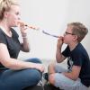 Franziska Hofstetter trainiert mit einem Kind die Lippen- und Wangenkraft. Franziska Hofstetter trainiert mit einem Kind die Lippen- und Wangenkraft.