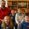 Spende für St. Martin Schule (hinten von links): Frank Geiger, Julian, Xenia, Hanna und (vorne von links): Emely und Dastin.
