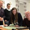 Mit Musterstimmzetteln üben die Wahlhelfer in Gädheim die Kreuze der Wähler mit dem Barcode-Lesestift zu erfassen.