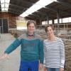 Georg Kaufmann und seine Schwester Petra Schaub freuen sich über die gute Luft im Offenstall. Georg Kaufmann und seine Schwester Petra Schaub freuen sich über die gute Luft im Offenstall.