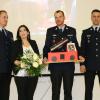 Auch wenn noch kein Nachfolger gewählt werden konnte, verabschiedeten seine Stellvertreter Michael Hübner (rechts) und Sebastian Mademann (links) den Lohrer Feuerwehrkommandanten Clemens Kracht (mit Frau Ingrid und Geschenk). Auch wenn noch kein Nachfolger gewählt werden konnte, verabschiedeten seine Stellvertreter Michael Hübner (rechts) und Sebastian Mademann (links) den Lohrer Feuerwehrkommandanten Clemens Kracht (mit Frau Ingrid und Geschenk).