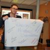 Christoph Simon vom Kreisjugendring zeigt das Plakat mit den Arbeitsergebnissen des Themenbereichs "Rassismus-Mobbing-Diskriminierung". Christoph Simon vom Kreisjugendring zeigt das Plakat mit den Arbeitsergebnissen des Themenbereichs "Rassismus-Mobbing-Diskriminierung".