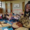 Momo Ekissi von der Elfenbeinküste erzählte an der Grundschule Thüngen afrikanische Märchen in Deutsch und Französisch.