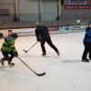 Leopold (rechts) und Jonas bringen den Puck schon mal ins Tor - wenn die Co-Trainer aus der zweiten Mannschaft sie lassen. Leopold (rechts) und Jonas bringen den Puck schon mal ins Tor - wenn die Co-Trainer aus der zweiten Mannschaft sie lassen.
