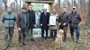 Den Startschuss zum neuen Wildkatzen-Monitoring gaben im Bundorfer Forst (von links) Eric Fischer vom Amt für Ernährung, Landwirtschaft und Forsten, Bad Neustadt, Landrat Thomas Habermann, Landrat Florian Töpper, Landrat Wilhelm Schneider, Hannah Heither vom Staatsministerium für Ernährung, Landwirtschaft und Forsten, Heiko Stölzner, Forstbetriebsleiter Bad Königshofen von den Bayerischen Staatsforsten und der Koordinator vor Ort, Jürgen Thein.