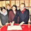 Einen Blick ins Archiv des Fürstenhauses Castell warfen die Deutsche Weinkönigin Angelina Vogt (Vierte von links) zusammen mit  ihren Prinzessinnen Carolin Hillenbrand (ab Zweite von links) und Julia Böcklen sowie der Fränkischen Weinkönigin Carolin Meyer (links). Archivar Jesko Graf Dohna und Weingutsleiter Peter Geil (rechts) begleiteten die Hoheiten.