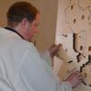 In der Stadtpfarrkirche Bad Königshofen setzte Gemeindereferent Sebastian Krines das erste Puzzleteil, die Pfarrei Mariä Himmelfahrt Bad Königshofen, in die überdimensionale Landkarte mit den acht Pfarreien ein.