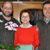 Magda Schüler, die 20 Jahre lang in der Vorstandschaft des OGV Großbardorf aktiv war, wurde mit Präsenten bedacht von Vorsitzendem Ralf Behr (links) und Claus Lurz.