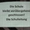 Verschiedene Kindergärten und Schulen in der Region (hier ein Schild an einer Würzburger Schule) bleiben wegen des Coronavirus geschlossen.