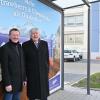 An der neuen Bushaltestelle in der Marktbreiter Straße (v.l.): Bautechniker Manuel Wagner vom städtischen Bauamt, Bürgermeister Peter Juks und Unternehmer Helmut Knaus.