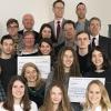 Am Schulwettbewerb Klimaschutz beteiligten sich das Martin-Pollich-Gymnasium Mellrichstadt, die Dr.-Karl-Grünewald-Schule Bad Königshofen, das Gymnasium Bad Königshofen und das Rhön-Gymnasium Bad Neustadt. Bei der Sitzung des Ausschusses für Umwelt- und Naturschutzfragen wurden die Preise von insgesamt 3000 Euro vergeben. Dazu waren Schülerinnen und Schüler sowie Lehrkräfte und Schulleiter gekommen. Landrat Thomas Habermann (hinten links) überreichte die Schecks zusammen mit Annabell Helbling (vorne rechts).