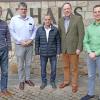 Wolfgang Herbst (Mitte) wurde (von links) von Tiefbauleiter Oliver Litterer, Stadtbaumeister Tobias Blessing, Bürgermeister Thomas Maertens und Personalratsvorsitzenden Martin Bethäuser in den Ruhestand verabschiedet.