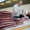 So sah es bei der Kommunalwahl 2014 aus: Wahlhelfer sortieren die eingeschickten Briefwahlstimmen. Deren Anteil wird diesmal noch deutlich höher ausfallen.