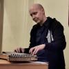 Der Musiker Michael Müller aus Böhmen trat in der ehemaligen Synagoge in Wenkheim auf. Er begeisterte das Publikum mit seinem Spiel auf der Zither.