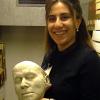 Organisatorin der Ausstellung, Hosan Tahir, mit einer Friedrich Rückert zeigenden Maske.