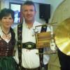 Udo Kleinhenz, seit 32 Jahren aktives Mitglied der Weisbacher Musikanten und inzwischen Berufsmusiker beim Musikkorps der Bundeswehr in Erfurt, hatte als Geschenk an seine Freunde ein Schlagzeugbecken mit einem besonderen "Schnapsaufsatz" mitgebracht. Udo Kleinhenz, seit 32 Jahren aktives Mitglied der Weisbacher Musikanten und inzwischen Berufsmusiker beim Musikkorps der Bundeswehr in Erfurt, hatte als Geschenk an seine Freunde ein Schlagzeugbecken mit einem besonderen "Schnapsaufsatz" mitgebracht.