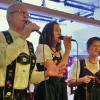 Ehrenvorsitzender Michael Haßmüller, Ramona Reder (Mitte) und Dirigentin Heid Köstler begeisterten mit ihrem frischen und fröhlichen Gesang beim Jubiläumskonzert der Weisbacher Musikanten im Schönauer Kolpingsaal. Ehrenvorsitzender Michael Haßmüller, Ramona Reder (Mitte) und Dirigentin Heid Köstler begeisterten mit ihrem frischen und fröhlichen Gesang beim Jubiläumskonzert der Weisbacher Musikanten im Schönauer Kolpingsaal.