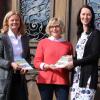 Bürgermeisterin Anette Schmidt mit Beatrix Heimburger-Sack und Ella Krause vom städtischen Familienbüro (v.l.n.r.)
