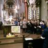 Der gestaltete Altarraum der Pfarrkiche St. Michael in Thüngersheim am Weltgebetstag mit dem Vorbereitungsteam und den ökumenischen Singkreis „Mit Herz und Stimme“.