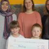 Die Besengau-Schüler haben fleißig an der Löwenzahn-Aktion teilgenommen. Als kleine Anerkennung überreichten Zahnärztin Esra Göe (links) und Zahnarzthelferin Nadja Seiffert (daneben) einen Scheck an  zwei Kids und Klasslehrerin Yvonne Heigl (rechts).