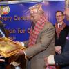 Bei der Übergabe der Auszeichnung für den Opferbaumer Verein "Schulen für Nepal" durch den Präsidenten Nepals Dr. Ram Baran Yadav: Rainer Brust (links), Vorstand von Schulen für Nepal und (rechts) Rabindra Puri.