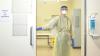 Melissa Förster kümmert sich in der Uniklinik Würzburg um den Rachenabstrich, der dann als Probe im Labor auf das Coronavirus untersucht wird.