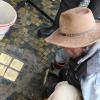 Projektgründer Gunter Demnig bei der Verlegung der Stolpersteine in Prichsenstadt.