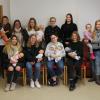 Die frischgebackenen, zertifizierten Babysitter freuen sich mit ihren Ausbildern