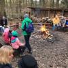 Die Teilnehmer scharten sich um das Lagerfeuer. Die Teilnehmer scharten sich um das Lagerfeuer.