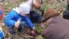 Besonders die Kinder freuten sich über die Zeit im Wald und waren eifrig bei der Pflanzaktion dabei.
