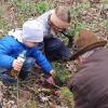 Besonders die Kinder freuten sich über die Zeit im Wald und waren eifrig bei der Pflanzaktion dabei.