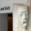 Die Skulptur "Engel für Aleppo" des Bildhauers Thomas Reuter in seinem Atelier. Im Hintergrund sind die Namen Gustav und Erich zu lesen, dies sind Familienmitglieder der beiden Künstler, die im Krieg gefallen sind. Die Skulptur "Engel für Aleppo" des Bildhauers Thomas Reuter in seinem Atelier. Im Hintergrund sind die Namen Gustav und Erich zu lesen, dies sind Familienmitglieder der beiden Künstler, die im Krieg gefallen sind.