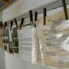 Briefe und Bilder der verstorbenen Angehörigen der Künstler hängen an einer alten Wäscheleine im Atelier. Briefe und Bilder der verstorbenen Angehörigen der Künstler hängen an einer alten Wäscheleine im Atelier.