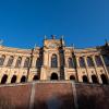 Das Maximilianeum in München: Trotz Corona-Krise und Veranstaltungsverboten soll der Parlamentsbetrieb in Bayern weitergehen.
