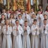 Die im Bistum Würzburg am Weißen Sonntag geplanten Erstkommunion-Feiern sind abgesagt. Sie sollen verschoben werden. Das Bild zeigt die Kommunionkinder 2019 in Großrinderfeld.