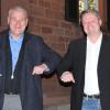 Jürgen Keller gratuliert Stefan Wohlfahrt (rechts) mit dem in Corona-Zeiten gängigen Ellenbogen-Check zum Wahlsieg.