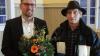 Gemeindewahlleiter Reinhold Seifert (rechts) gratulierte dem Gewinner der Bürgermeisterwahl, Florian Liening-Ewert, als erster mit einem Blumenstrauß.