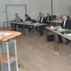 Der Corona-Arbeitsstab des Landratsamtes unter der Leitung des Ersten Landesbeamten Christoph Schauder (links) traf sich zum Abstimmungsgespräch. Die Teilnehmer achteten dabei auch selbst auf größtmöglichen Abstand zueinander.