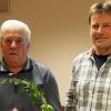 Mit einem Geschenkkorb dankte Vorsitzender Thomas Müller dem ausscheidenden Vorstandsmitglied und Schriftführer Robert Drescher für 30 Jahre Tätigkeit bei der Flurbereinigungsgenossenschaft Zeuzleben.