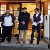 Wahlabend in Bastheim. Vor dem Rathaus verkündete Wahlleiter Klaus-Dieter Hahn (rechts) das vorläufige Ergebnis der Bürgermeisterwahl. Neben ihm der frisch gekürte Bürgermeister Tobias Seufert. Ganz links Bürgermeisterin Anja Seufert.