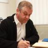 Gerolzhofens Pfarrer Stefan Mai am Schreibtisch in seinem Büro, wo er nun Texte und Impulse für die Zeit ohne Gottesdienste verfasst.