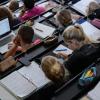 Wegen des Coronavirus setzt das Kultusministerium die noch anstehenden Prüfungen für das erste Lehramts-Staatsexamen aus. (Symbolbild)